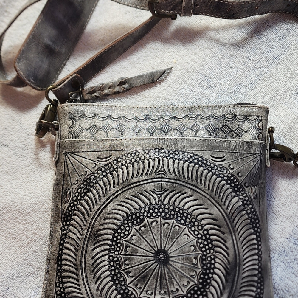 Leaders in Leather Gray Etched HAND TOOLED Leather Crossbody EUC